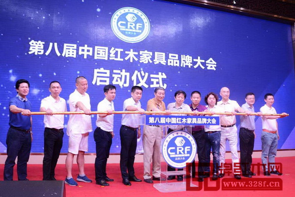 全國工商聯執委、全國工商聯民間文物藝術品商會會長、全國工商聯藝術紅木家具專業委員會會長宋建文（右六），中山市工商聯黨組書記林春紅（右二），中山市大涌鎮鎮長賀修虎（左五），全國工商聯民間文物藝術品商會副會長、原故宮博物院文保科技部主任曹靜樓（左六），中國家具協會副理事長、中山市家具商會會長、紅古軒品牌創始人吳赤宇（右一），中國傳統工藝大師、深圳泰和園董事長邵湘文（右三），中國傳統工藝大師、中山波記家具董事長伍建波（左二），五華紅木家具協會會長、中山東成紅木董事長張錫復（左一），東莞戴為紅木董事長戴愛國（右四），上海老周家居董事長周仲堅（右五），西安紅木雅居閣總裁石立峰（左三），全國工商聯藝術紅木家具專業委員會執行會長、弘木傳媒CEO林偉華（左四）共同啟動第八屆中國紅木家具品牌大會