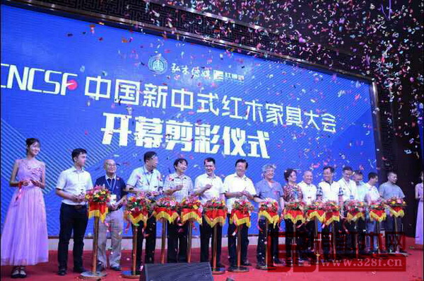 全國政協委員、全國工商聯第九屆副主席、中國西部研究與發展促進會理事長程路(左六),中山市政協主席丘樹宏(左七),中山市委常委陸維智(左五),深圳市政協原副主席邵漢青(右七),全國工商聯執委、全聯民間文物藝術品商會會長宋建文(左四),亞洲家具聯合會原會長林作新(左三),廣東省家具協會會長王克(右四),中山職業技術學院黨組書記尹緒忠(右六),中山市大涌鎮黨委書記郭叢樞(右三),中山市沙溪鎮黨委書記文衛戈(右五),中國高等教育家具設計專業創始人、中國新中式文化研究院院長胡景初(左二),中山市家具商會會長、紅古軒品牌創始人吳赤宇(右二),中國(大涌)紅木文化博覽城董事長林孟禮(右一),全聯藝術紅木家具專業委員會執行會長、弘木傳媒CEO林偉華(左一)共同為“首屆中國新中式紅木家具大會”剪彩 全國政協委員、全國工商聯第九屆副主席、中國西部研究與發展促進會理事長程路(左六),中山市政協主席丘樹宏(左七),中山市委常委陸維智(左五),深圳市政協原副主席邵漢青(右七),全國工商聯執委、全聯民間文物藝術品商會會長宋建文(左四),亞洲家具聯合會原會長林作新(左三),廣東省家具協會會長王克(右四),中山職業技術學院黨組書記尹緒忠(右六),中山市大涌鎮黨委書記郭叢樞(右三),中山市沙溪鎮黨委書記文衛戈(右五),中國高等教育家具設計專業創始人、中國新中式文化研究院院長胡景初(左二),中山市家具商會會長、紅古軒品牌創始人吳赤宇(右二),中國(大涌)紅木文化博覽城董事長林孟禮(右一),全聯藝術紅木家具專業委員會執行會長、弘木傳媒CEO林偉華(左一)共同為“首屆中國新中式紅木家具大會”剪彩