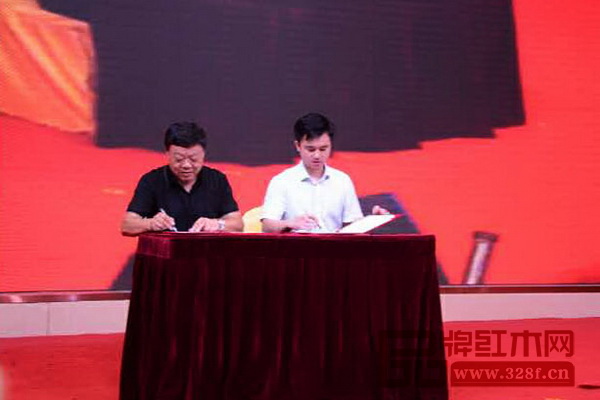 全國工商聯藝術紅木家具專業委員會執行會長、弘木傳媒CEO林偉華與中國家居誠信聯盟俱樂部執行會長兼秘書長戎長生簽約達成戰略合作 全國工商聯藝術紅木家具專業委員會執行會長、弘木傳媒CEO林偉華與中國家居誠信聯盟俱樂部執行會長兼秘書長戎長生簽約達成戰略合作