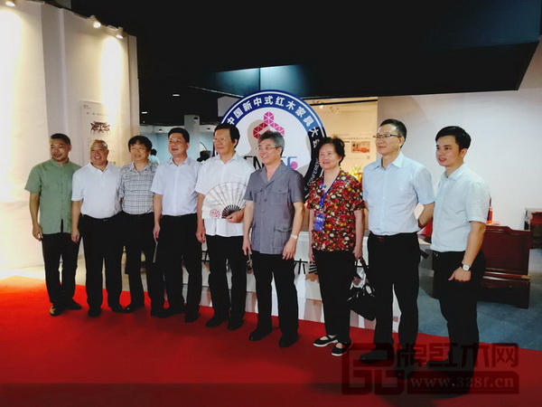 全國政協委員、全國工商聯第九屆副主席、中國西部研究與發展促進會理事長程路(左五),中山市政協主席丘樹宏(右四),中山市委常委陸維智(左四),深圳市政協原副主席邵漢青(右三),全國工商聯執委、全國工商聯民間文物藝術品商會會長、全國工商聯藝術紅木家具專業委員會會長宋建文(左三),中山職業技術學院黨組書記尹緒忠(左二),中山市大涌鎮黨委書記郭叢樞(右二),全國工商聯藝術紅木家具專業委員會執行會長、弘木傳媒CEO林偉華(右一),中國(大涌)紅木文化博覽城董事長林孟禮(左一)在大會展區合影 全國政協委員、全國工商聯第九屆副主席、中國西部研究與發展促進會理事長程路(左五),中山市政協主席丘樹宏(右四),中山市委常委陸維智(左四),深圳市政協原副主席邵漢青(右三),全國工商聯執委、全國工商聯民間文物藝術品商會會長、全國工商聯藝術紅木家具專業委員會會長宋建文(左三),中山職業技術學院黨組書記尹緒忠(左二),中山市大涌鎮黨委書記郭叢樞(右二),全國工商聯藝術紅木家具專業委員會執行會長、弘木傳媒CEO林偉華(右一),中國(大涌)紅木文化博覽城董事長林孟禮(左一)在大會展區合影