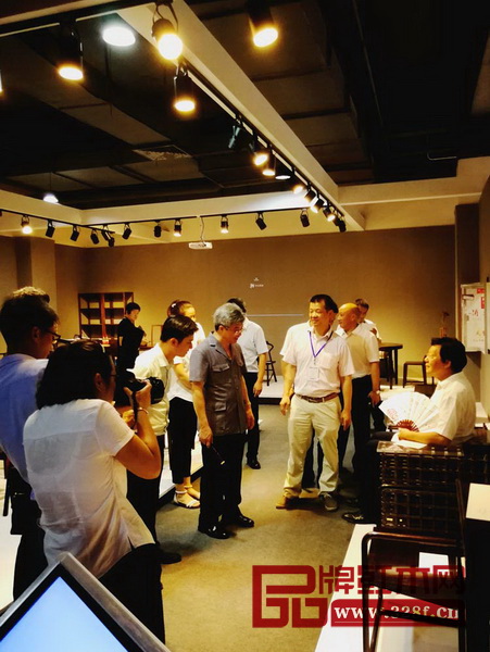 領導專家一行參觀首屆中國新中式紅木家具展部分參展企業展廳