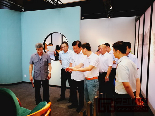 領導專家一行參觀首屆中國新中式紅木家具展部分參展企業展廳