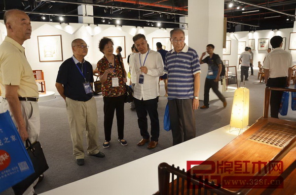領導專家一行參觀“15年新中式家具經典作品展暨景初新中式家具書畫展”展區 領導專家一行參觀“15年新中式家具經典作品展暨景初新中式家具書畫展”展區