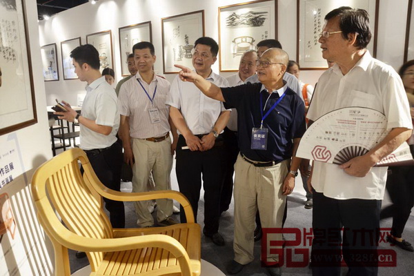 領導專家一行參觀“15年新中式家具經典作品展暨景初新中式家具書畫展”展區