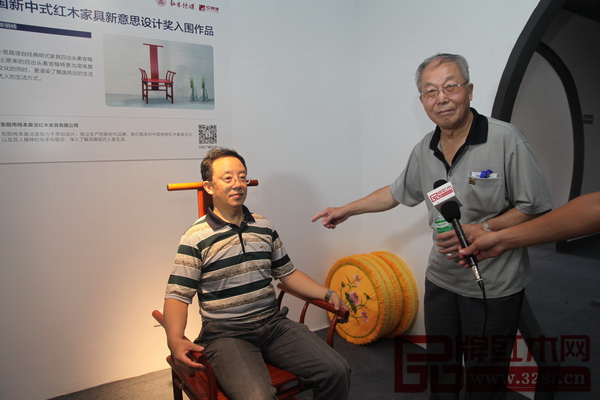 華南農(nóng)業(yè)大學(xué)博士生導(dǎo)師李凱夫（左）、中央民族大學(xué)人體工程學(xué)專(zhuān)家蘇垣（右）點(diǎn)贊純本森活《新明椅