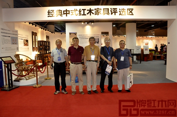 全國工商聯藝術紅木家具專業委員會專家顧問——原故宮博物院文保科技部主任曹靜樓（中）、中國明式家具研究所原所長濮安國（右二）、故宮博物院研究員周京南（左一）、東