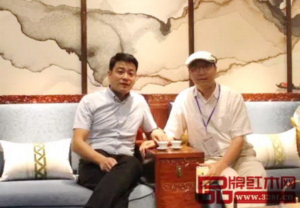 教育部《家具設(shè)計(jì)與制造》專業(yè)帶頭人彭亮（右一）與總經(jīng)理劉宇（左一）合影