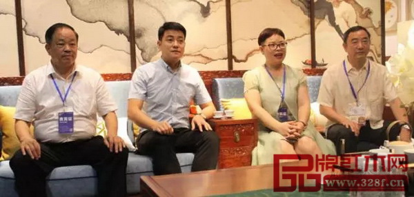 憶古軒董事長劉定杰（左一）、總經(jīng)理劉宇（左二）與廣東簡愛家居董事長羅輯俐（左三）、廣東省家具協(xié)會(huì)副會(huì)長兼秘書長張承志（左四）親切交流