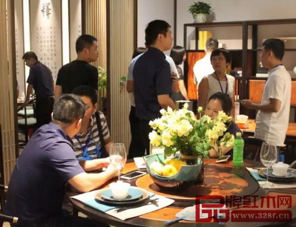 全國各地經(jīng)銷商紛至沓來，展會(huì)現(xiàn)場人頭攢動(dòng)