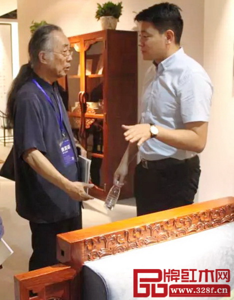中國明式家具研究所原所長濮安國（左一）與總經(jīng)理劉宇（右一）親切交流