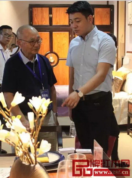 中國高等教育家具設(shè)計(jì)專業(yè)創(chuàng)始人、中國新中式文化研究院院長胡景初（左一）與總經(jīng)理劉宇（右一）親切交流
