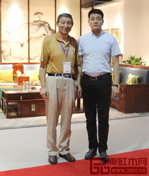 全國工商聯(lián)民間文物藝術(shù)品商會(huì)副會(huì)長、原故宮博物院文?？萍疾恐魅尾莒o樓（左一）與憶古軒總經(jīng)理劉宇（右一）合影