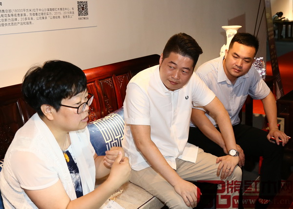 全聯藝術紅木家具專業委員會專家顧問、華南農業大學研究生導師郭瓊（左）對大匯堂《明韻沙發》既繼承明清家具傳統，又融入了當代時尚的創新設計表示高度贊譽