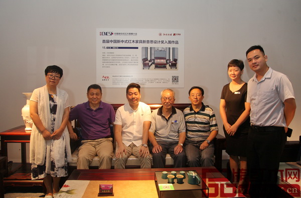 全聯藝術紅木家具專業委員會專家顧問李凱夫（右三）、蘇垣（右四）、郭瓊（左一）、張輝（左二）與大匯堂總經理胡春騰（左三）、大匯堂水溪直營店負責人區惠權（右一）、銷售經理謝小燕（右二）合影留念