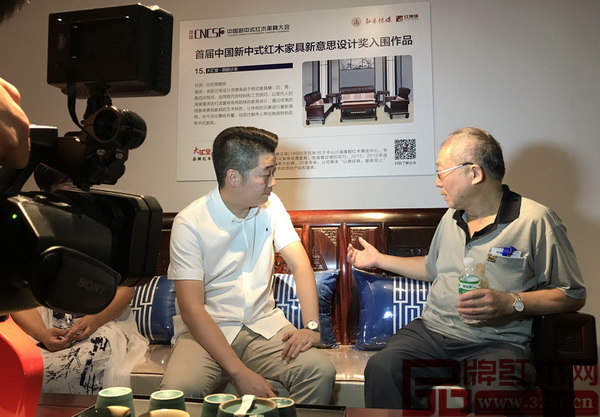 全聯藝術紅木家具專業委員會專家顧問、中央民族大學人體工程學專家蘇垣(右)與大匯堂總經理胡春騰(左)探討沙發舒適性功能設計要點 全聯藝術紅木家具專業委員會專家顧問、中央民族大學人體工程學專家蘇垣(右)與大匯堂總經理胡春騰(左)探討沙發舒適性功能設計要點