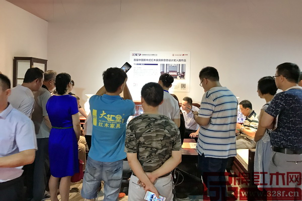 大匯堂《印尼黑酸枝·明韻沙發》引得眾多行業專家、參展商駐足觀賞并紛紛拍照留念 大匯堂《印尼黑酸枝·明韻沙發》引得眾多行業專家、參展商駐足觀賞并紛紛拍照留念