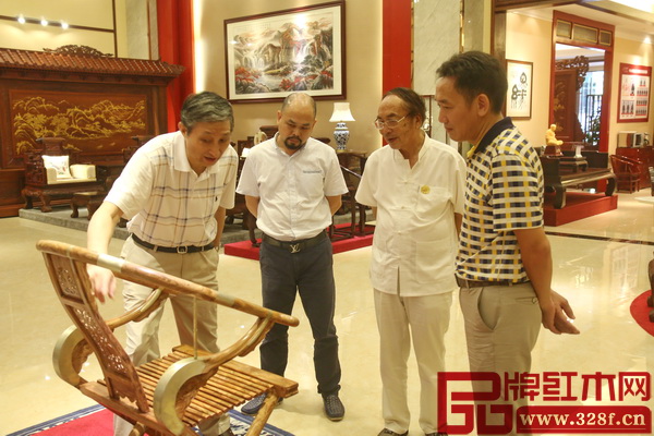 原故宮博物院文保科技部主任曹靜樓（左一）、亞太地區手工藝大師馮文土（右二）到訪集古韻今紅木大廈，對其產品工藝給予高度評價