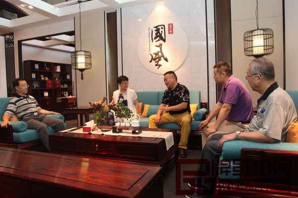 評(píng)審組專家華南農(nóng)業(yè)大學(xué)博士生導(dǎo)師李凱夫(左一)、華南農(nóng)業(yè)大學(xué)博士生導(dǎo)師郭瓊(左二)、中央民族大學(xué)人體工程學(xué)專家蘇垣(右一)、明清家具研究學(xué)者張輝(右二)與地天泰董事長(zhǎng)許貴祿(右三)深入交流了產(chǎn)品造型方面的獨(dú)特優(yōu)勢(shì) 評(píng)審組專家華南農(nóng)業(yè)大學(xué)博士生導(dǎo)師李凱夫(左一)、華南農(nóng)業(yè)大學(xué)博士生導(dǎo)師郭瓊(左二)、中央民族大學(xué)人體工程學(xué)專家蘇垣(右一)、明清家具研究學(xué)者張輝(右二)與地天泰董事長(zhǎng)許貴祿(右三)深入交流了產(chǎn)品造型方面的獨(dú)特優(yōu)勢(shì)