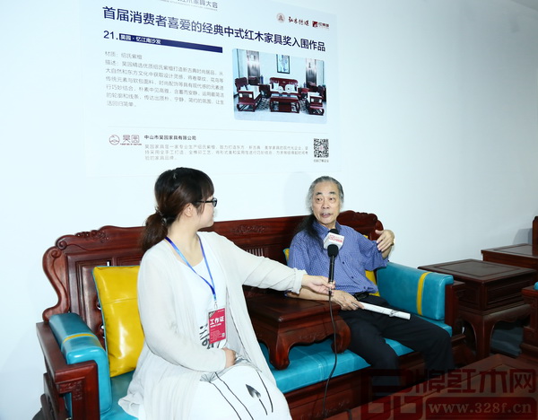 全聯藝術紅木家具專業委員會專家顧問、中國明式家具研究所原所長濮安國盛贊昊園家具《憶江南沙發》 全聯藝術紅木家具專業委員會專家顧問、中國明式家具研究所原所長濮安國盛贊昊園家具《憶江南沙發》