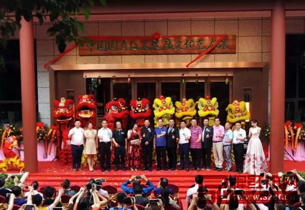 全聯藝術紅木家具專業委員會主席團主席、國壽紅木董事長陳國壽(左六),全聯藝術紅木家具專業委員會執行會長林偉華(右七)、江蘇省家具行業協會會長胡盤根(左七),東莞市美術家協會主席、嶺南畫院終身榮譽院長黃澤森(左四),東莞市美術家協會副主席莫金水(右四),東莞市美術家協會副主席郭梅煥(右三),東莞市定制家居行業協會會長莫銳輝(左三),厚街鎮下汴社區書記王任南(右六),國壽紅木董事長夫人倫群章(左五)、副董事長陳淦凡(右八)、總經理陳衛棠(右五)、副總經理王耀佳(左一)、副總經理何偉權(右二)、軟裝設計總監陳映雄(左二)為藝術館揭牌 全聯藝術紅木家具專業委員會主席團主席、國壽紅木董事長陳國壽(左六),全聯藝術紅木家具專業委員會執行會長林偉華(右七)、江蘇省家具行業協會會長胡盤根(左七),東莞市美術家協會主席、嶺南畫院終身榮譽院長黃澤森(左四),東莞市美術家協會副主席莫金水(右四),東莞市美術家協會副主席郭梅煥(右三),東莞市定制家居行業協會會長莫銳輝(左三),厚街鎮下汴社區書記王任南(右六),國壽紅木董事長夫人倫群章(左五)、副董事長陳淦凡(右八)、總經理陳衛棠(右五)、副總經理王耀佳(左一)、副總經理何偉權(右二)、軟裝設計總監陳映雄(左二)為藝術館揭牌