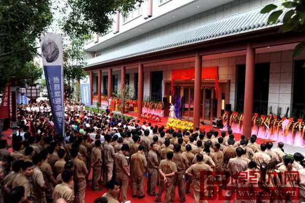 各政府、行業協會的領導代表、全國各地國壽紅木的經銷商,以及國壽紅木全體領導層和眾多員工共同見證國壽紅木藝術館開業慶典儀式 各政府、行業協會的領導代表、全國各地國壽紅木的經銷商,以及國壽紅木全體領導層和眾多員工共同見證國壽紅木藝術館開業慶典儀式