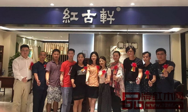 紅古軒營銷總監楊晶(左六)與來自全國的優秀經銷商朋友們在紅古軒云龍生活藝術館合影 紅古軒營銷總監楊晶(左六)與來自全國的優秀經銷商朋友們在紅古軒云龍生活藝術館合影