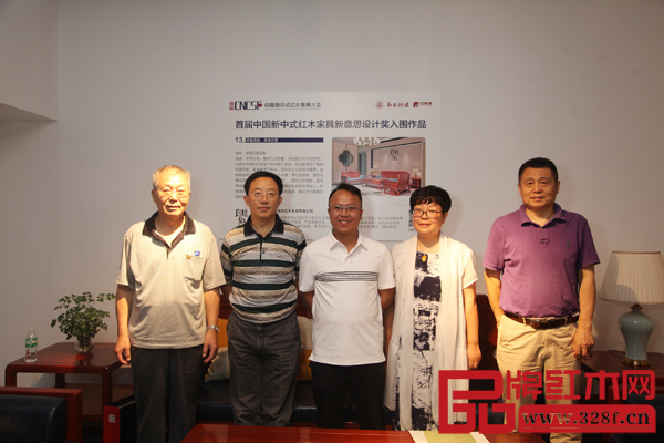 華南農業大學博士生導師李凱夫（左二）、中央民族大學人體工程學專家蘇垣（左一）、華南農業大學研究生導師郭瓊（右二）、明清家具研究專家張輝（右一）高度贊揚印象森刻家具，并與其董事長陳文德合影