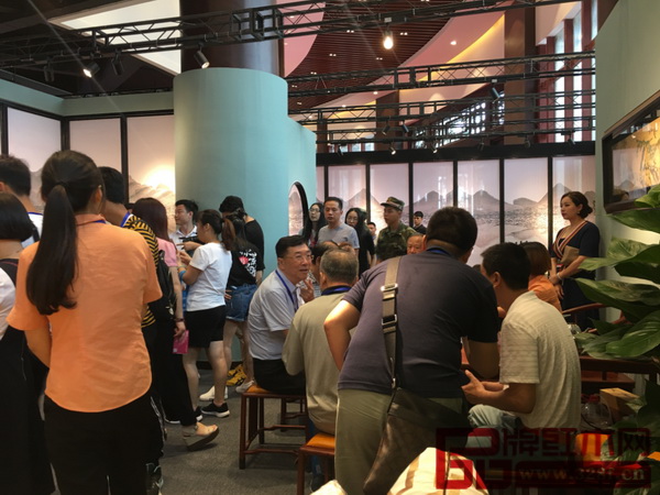 紅古軒展廳里人山人海,眾多經(jīng)銷商、消費(fèi)者慕名而來 紅古軒展廳里人山人海,眾多經(jīng)銷商、消費(fèi)者慕名而來