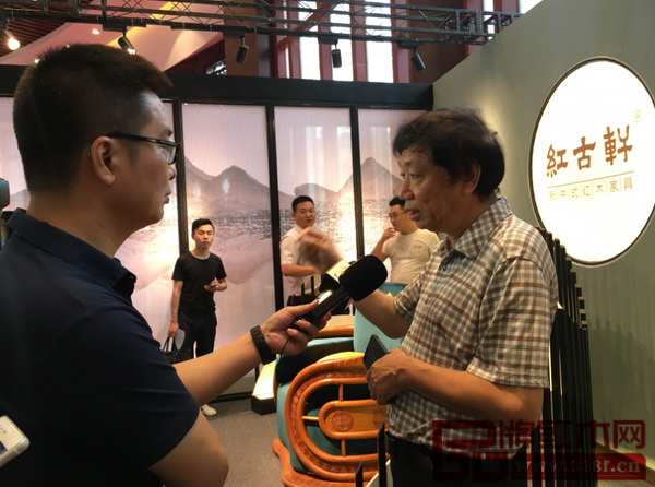 全國工商聯(lián)執(zhí)委、全國工商聯(lián)民間文物藝術(shù)品商會會長、全國工商聯(lián)藝術(shù)紅木家具專業(yè)委員會會長宋建文在采訪中對紅古軒為新中式紅木家具發(fā)展作出的貢獻(xiàn)給予了肯定 全國工商聯(lián)執(zhí)委、全國工商聯(lián)民間文物藝術(shù)品商會會長、全國工商聯(lián)藝術(shù)紅木家具專業(yè)委員會會長宋建文在采訪中對紅古軒為新中式紅木家具發(fā)展作出的貢獻(xiàn)給予了肯定