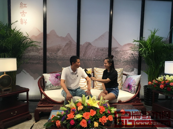 中山家具商會會長、紅古軒品牌創(chuàng)始人吳赤宇接受媒體采訪 中山家具商會會長、紅古軒品牌創(chuàng)始人吳赤宇接受媒體采訪
