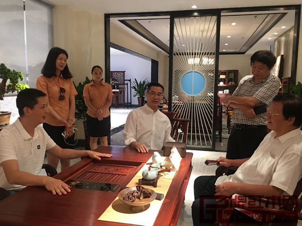 全國政協(xié)委員程路（右一）、全國工商聯(lián)執(zhí)委宋建文（右二）、廣東省家具協(xié)會會長王克（右三）與紅古軒品牌創(chuàng)始人吳赤宇親切交流