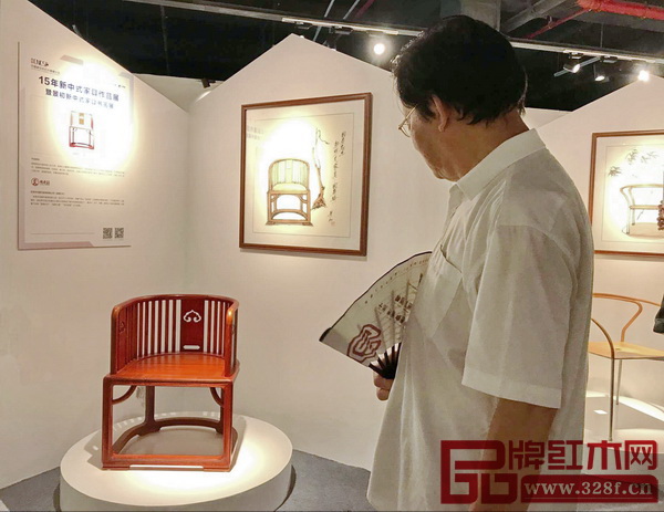 全國政協委員程路在觀賞《國壽椅》 全國政協委員程路在觀賞《國壽椅》