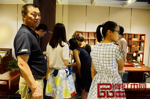 國壽紅木展館內匯聚眾多經銷商、消費者 國壽紅木展館內匯聚眾多經銷商、消費者