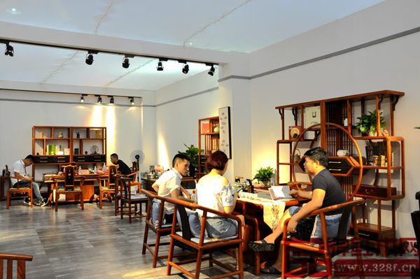 水雨軒展館內(nèi)前來(lái)咨詢的客戶絡(luò)繹不絕 水雨軒展館內(nèi)前來(lái)咨詢的客戶絡(luò)繹不絕