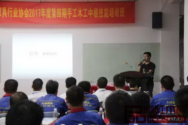 參與培訓(xùn)人員正在認(rèn)真聆聽講師講解