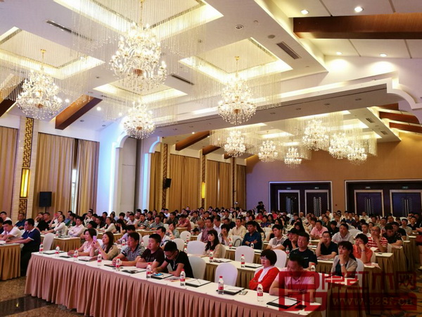 與會經(jīng)銷商們在認真聆聽中信紅木董事長李忠信作工作報告 與會經(jīng)銷商們在認真聆聽中信紅木董事長李忠信作工作報告