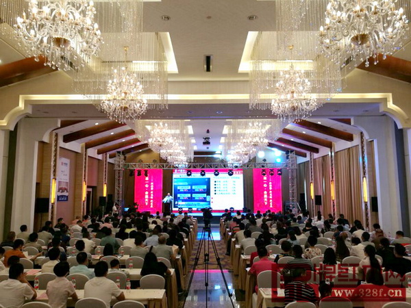 中信紅木董事長李忠信在2017年經(jīng)銷商大會上作工作報告 中信紅木董事長李忠信在2017年經(jīng)銷商大會上作工作報告