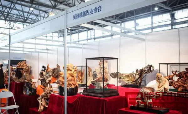 展會現(xiàn)場精美的木雕作品 展會現(xiàn)場精美的木雕作品