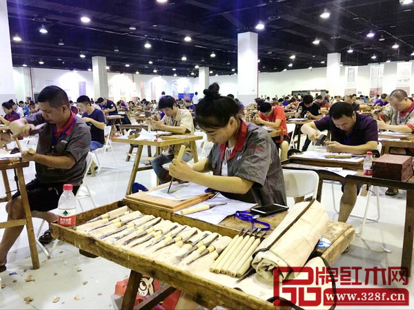 匠人聚精會神制作參賽作品 匠人聚精會神制作參賽作品