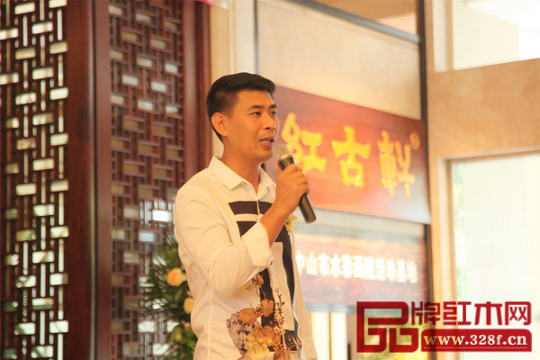 黃華兆先生在巡回展現(xiàn)場(chǎng)發(fā)表講話 黃華兆先生在巡回展現(xiàn)場(chǎng)發(fā)表講話