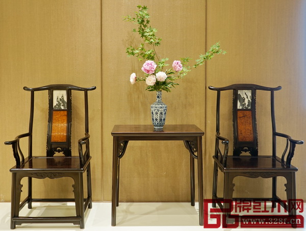 區氏臻品明清家具藝術館內的花卉、空間布置與家具相得益彰,為參觀者帶來了美的享受 區氏臻品明清家具藝術館內的花卉、空間布置與家具相得益彰,為參觀者帶來了美的享受