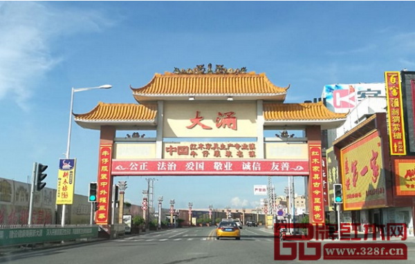 首屆中國新中式紅木家具大會舉辦地之所以選擇大涌，是因為大涌既是全國重要的紅木家具產業基地之一，也是新中式的發祥地（藍天供圖）