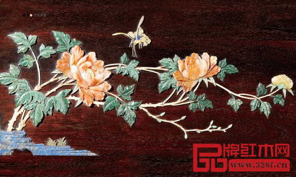 用玉石鑲嵌的花卉紋生動流暢(區氏臻品供圖) 用玉石鑲嵌的花卉紋生動流暢(區氏臻品供圖)