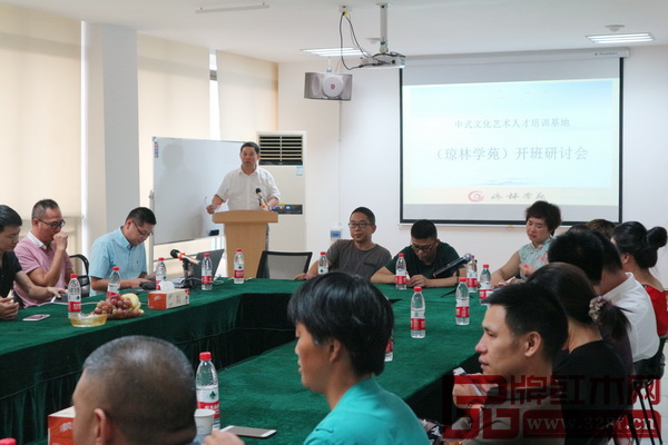瓊林公司總經理劉春林向與會來賓著重介紹了紅木家具行業“3523培訓計劃”的工程概況 瓊林公司總經理劉春林向與會來賓著重介紹了紅木家具行業“3523培訓計劃”的工程概況