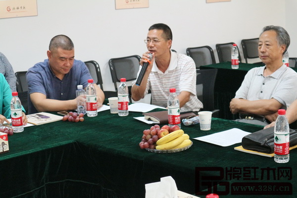 浙江省東陽市白云商貿園區市場發展局局長孫曉明出席研討會并發表了講話 浙江省東陽市白云商貿園區市場發展局局長孫曉明出席研討會并發表了講話