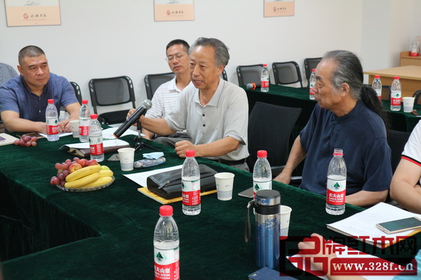 浙江省東陽市紅木家具行業協會秘書長曹益民在研討會上發言 浙江省東陽市紅木家具行業協會秘書長曹益民在研討會上發言