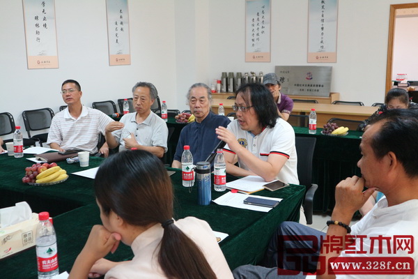 張玉海大師在研討會上發言 張玉海大師在研討會上發言