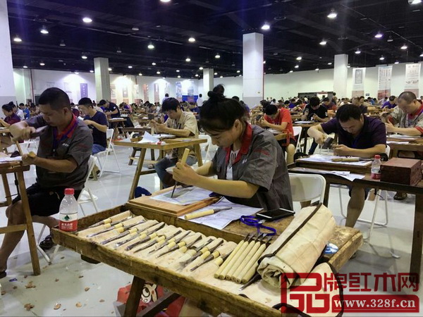 參賽選手正在認真進行技能競賽