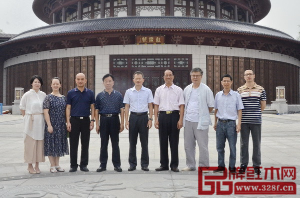 廣東省科學技術協會調研小組在紅博城北廣場合影留念 廣東省科學技術協會調研小組在紅博城北廣場合影留念
