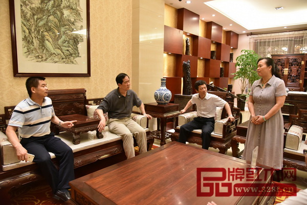 國家工商總局市場司副司長劉宏偉（左二）、廣東省工商局副局長江效東（右二）、中山市大涌鎮鎮長賀修虎（左一）聽取東成紅木總經理林霞匯報工作